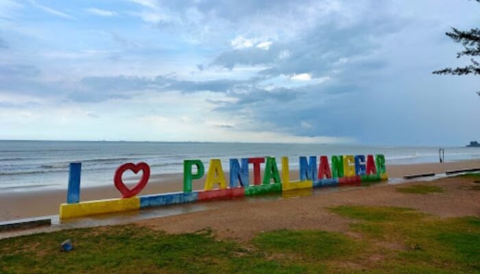 Indahnya Pantai Manggar Segera Sari Kaltim, Pasir Putih Menghampar, Matahari Terbenam di Balik Air Laut, Ini Fasilitas yang Bisa Dinikmati…