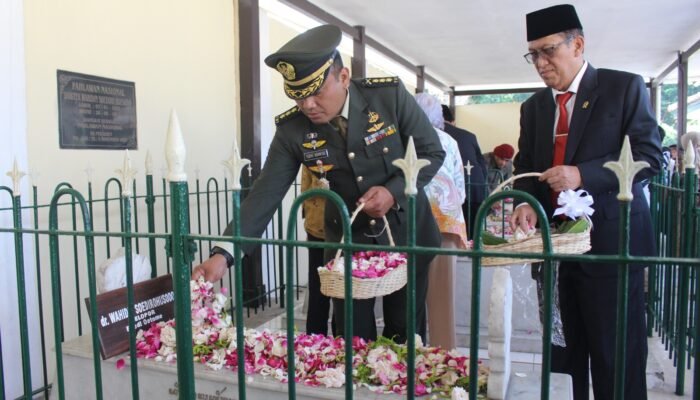 Ketika Ziarah di Makam Pahlawan Dr Wahidin Soediro Hoesodo di Sleman saat Peringati Hari Kebangkitan Nasional