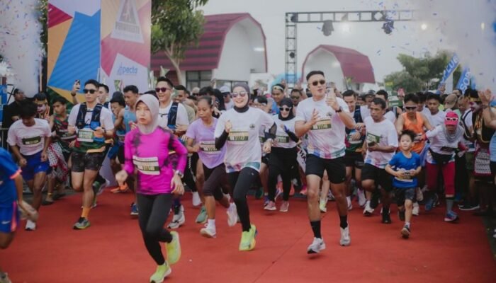 Alya Rohali Preman Pensiun Ikut Purwokerto Half Marathon 2024 Bersama Ribuan Pelari, Anak-Anak Sekolah Bunyikan Kentong di Rute yang Dilalui