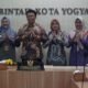 MANFAAT: Pj Walikota Yogyakarta Singgih Raharjo saat peluncuran program Sekolah Perempuan Kota Yogyakarta (KOPER KOTA) di Ruang Yudistira Balai Kota Jumat (17/5). (Istimewa/Pemkot Yogyakarta)