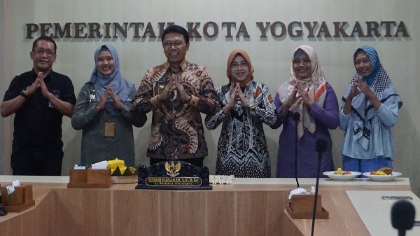 MANFAAT: Pj Walikota Yogyakarta Singgih Raharjo saat peluncuran program Sekolah Perempuan Kota Yogyakarta (KOPER KOTA) di Ruang Yudistira Balai Kota Jumat (17/5). (Istimewa/Pemkot Yogyakarta)